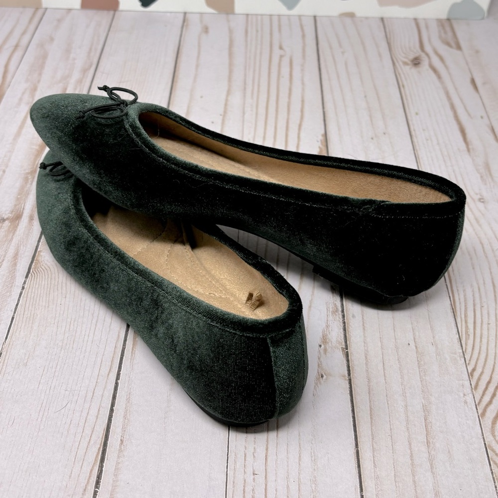 Green velvet round toe ballet flats with bow Old Navy women’s size 7 NWOT